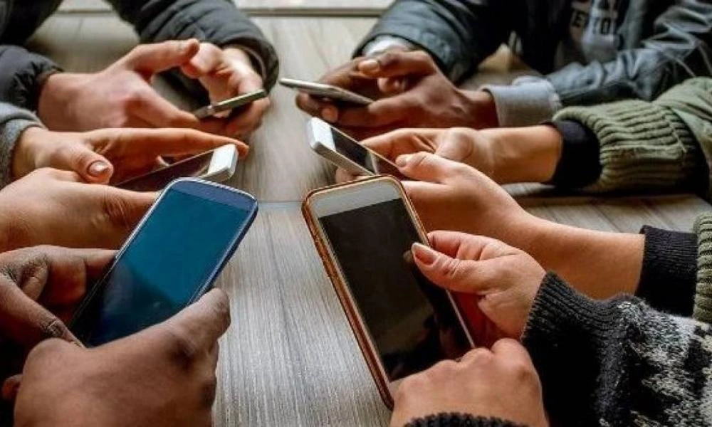 Εννιά στους δέκα Έλληνες είναι «όλη μέρα μ’ ένα κινητό στο χέρι» σύμφωνα με έρευνα